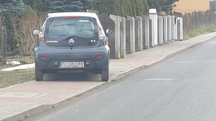 Gmina Krzymów: Chodnik to nie parking