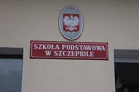 Tabliczka z godłem Polski i napisem Szkoła Podstawowa w Szczepidle
