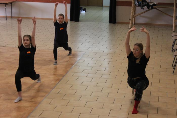 Tancerki w trakcie ćwiczeń warsztatowych
