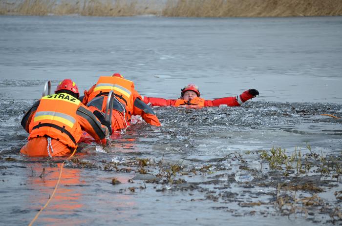 Strażacy na ćwiczeniach ratują osobę pod którą załamał się lód