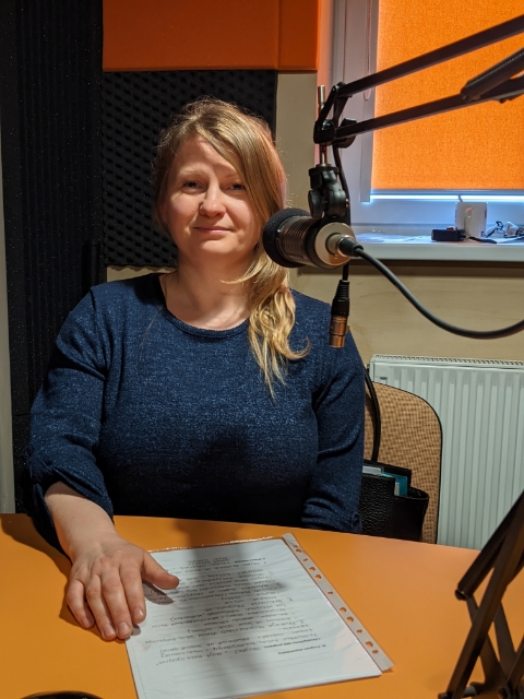 Marlena Bocian-Hewitt w studiu radiowym