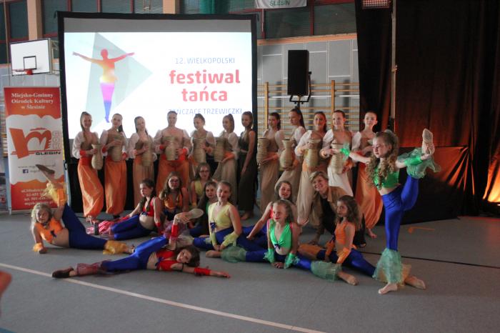 Zespoły taneczne z Brzeźna na tle reklamy festiwalu