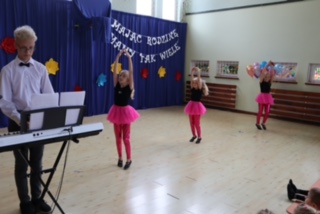 Występy uczniów w szkole w Paprotni