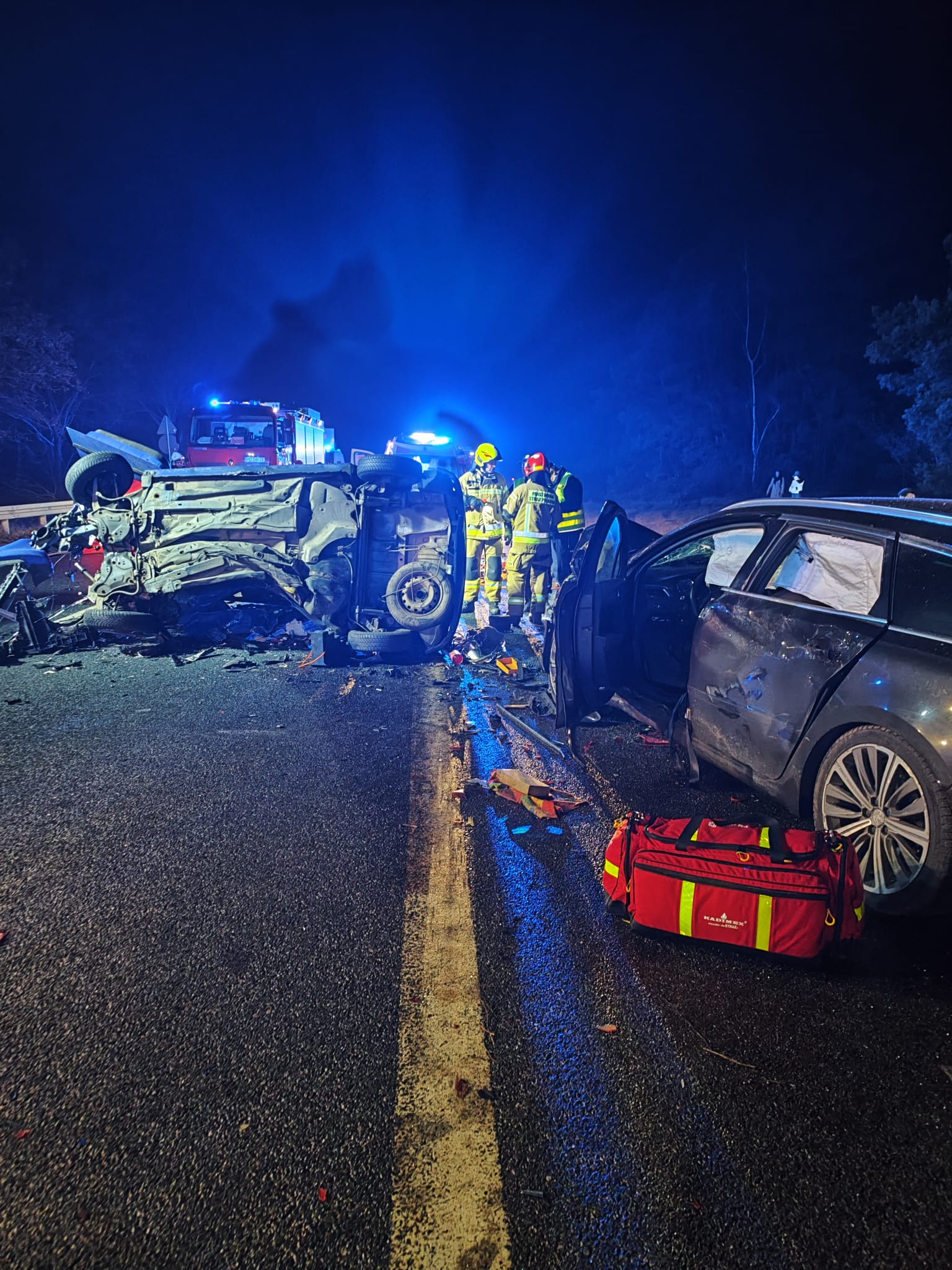 Rozbite w wypadku samochody i strażacy