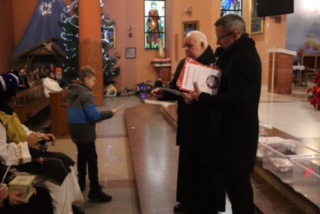 Wręczanie nagród w kościele w Brzeźnie
