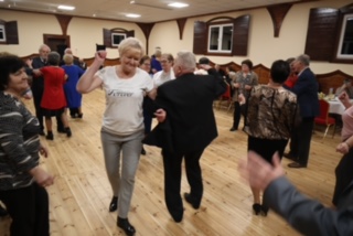 Tańczący seniorzy z klubu 