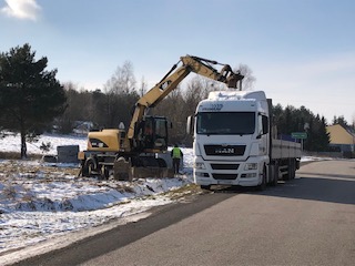 Ciężarówka i maszyna budowlana na drodze w Brzezińskich Holendrach