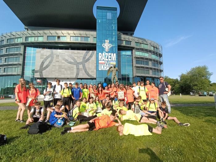 Grupa uczniów na olimpiadzie w Warszawie