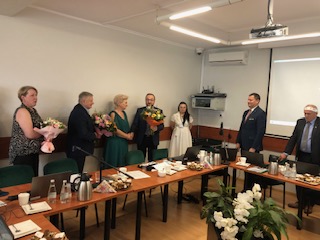 Wójt Danuta Mazur przyjmuje gratulacje po przegłosowaniu absolutorium